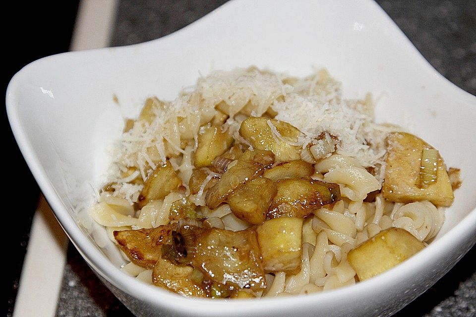 Penne mit Zucchini, Pinienkernen und Parmesan