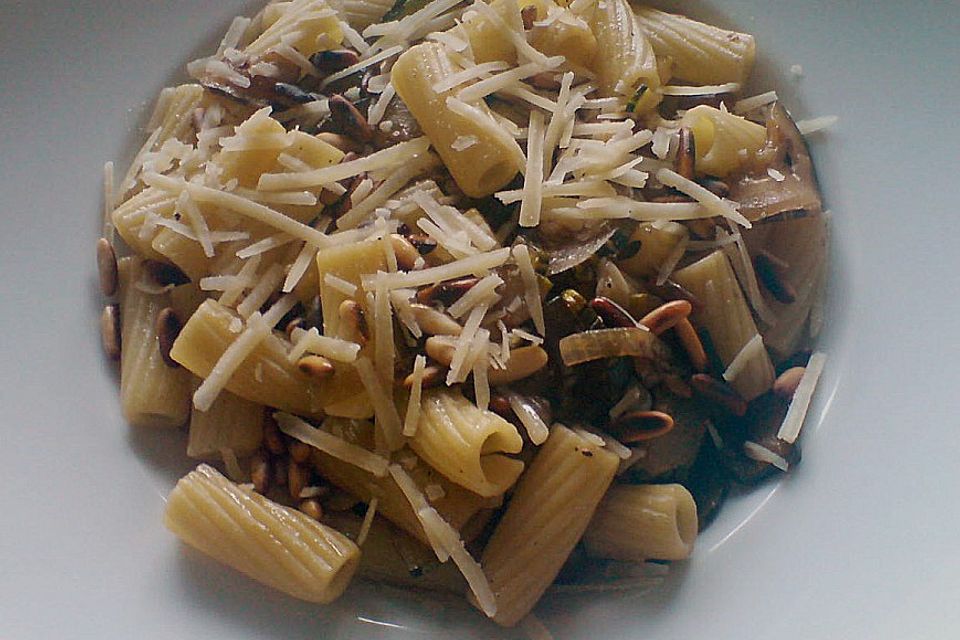 Penne mit Zucchini, Pinienkernen und Parmesan