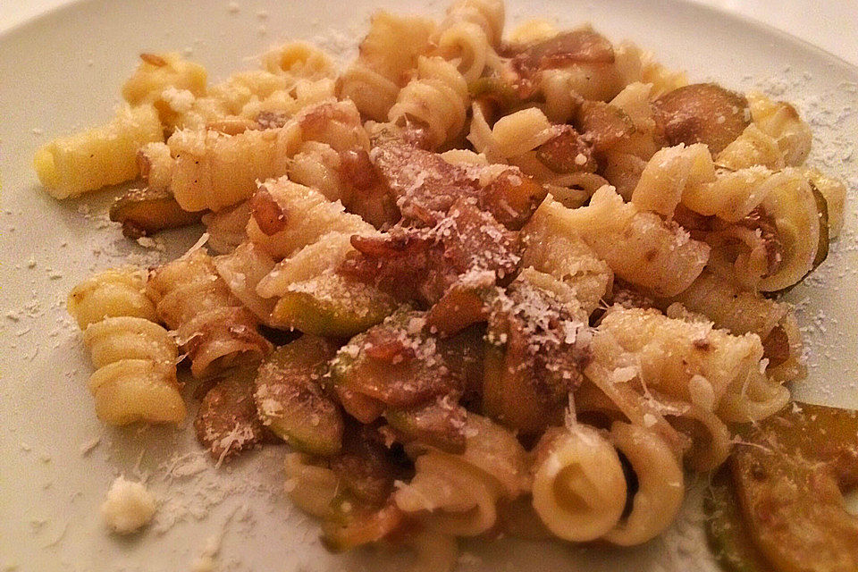 Penne mit Zucchini, Pinienkernen und Parmesan