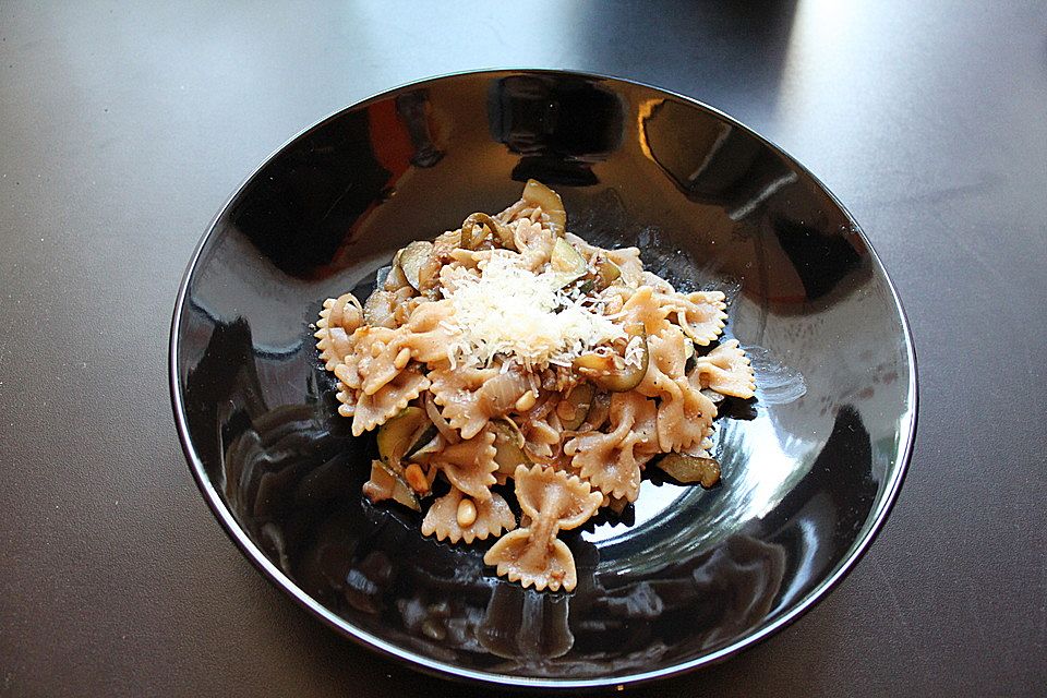 Penne mit Zucchini, Pinienkernen und Parmesan