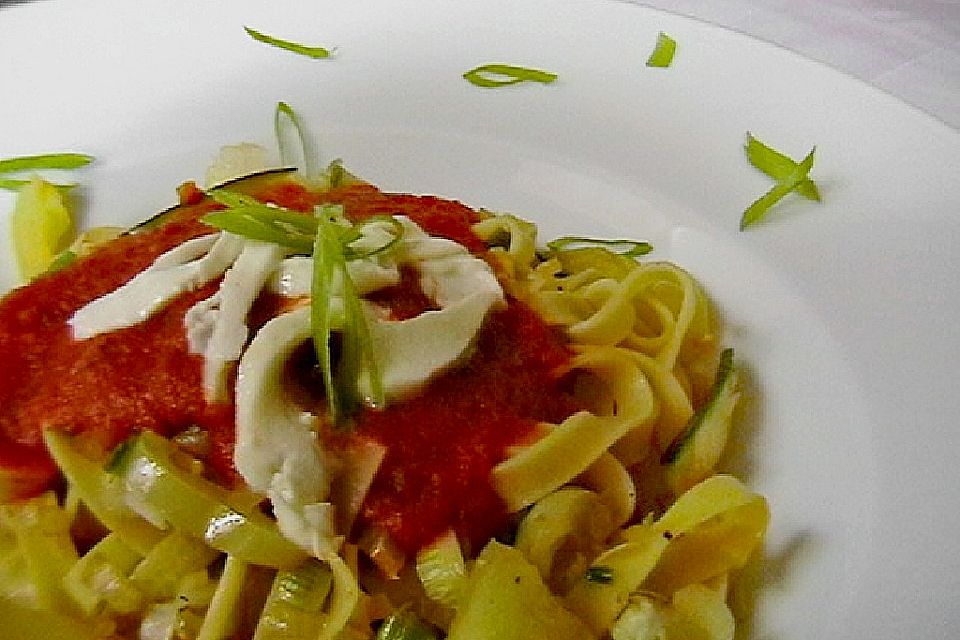 Tagliatelle mit gebratener Paprika, Zucchini und Tomatensauce