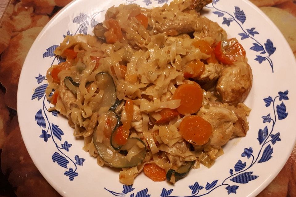 Asiatische Curryhuhnpfanne mit Kokosmilch