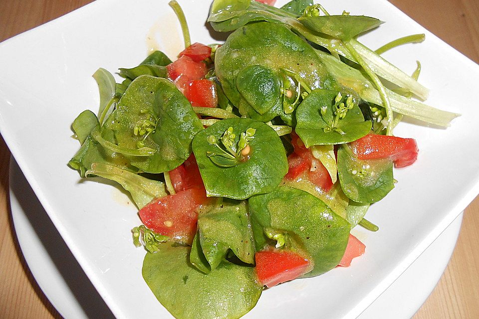 Feldsalat mit Knoblauch - Tomatendressing