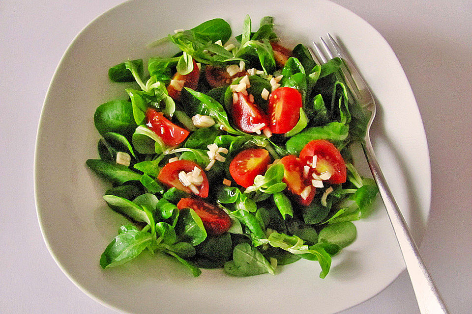 Feldsalat mit Knoblauch - Tomatendressing