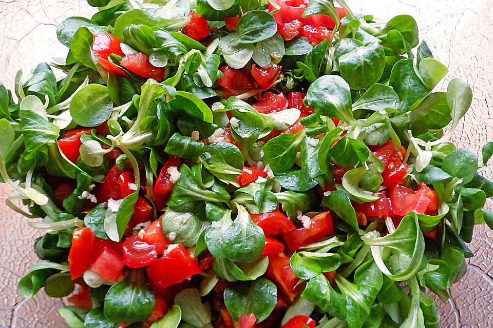 Feldsalat mit Knoblauch - Tomatendressing