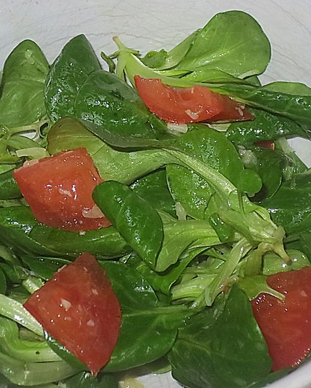 Feldsalat mit Knoblauch - Tomatendressing