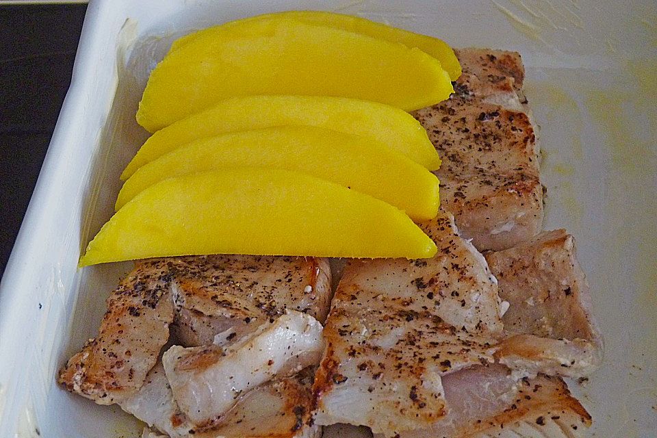 Goldbarschfilet mit Mango - Thymian - Kruste auf Rahm - Mangold