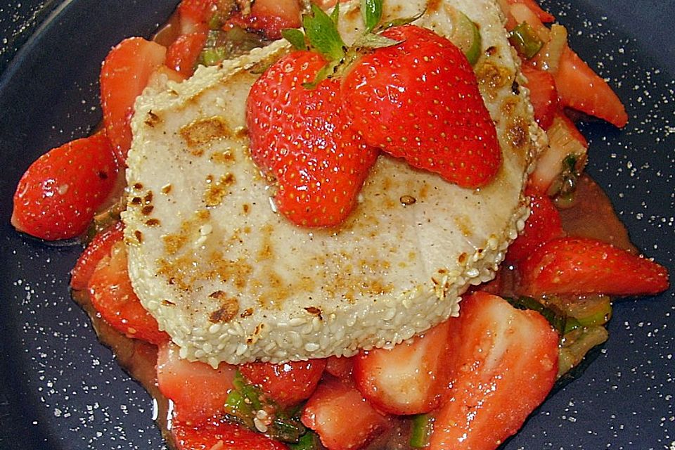 Thunfischsteak mit pikanten Gewürz-Erdbeeren