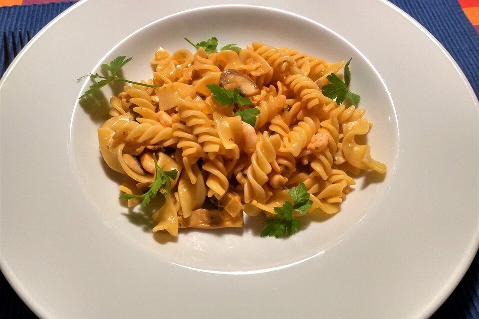 Bandnudeln mit Krabben und Pilzen