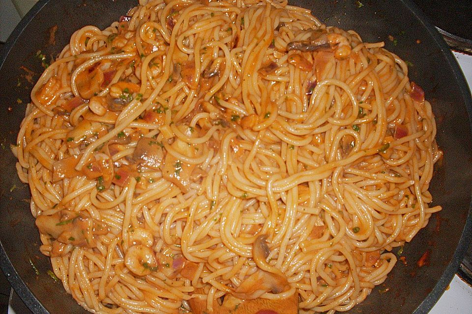 Bandnudeln mit Krabben und Pilzen