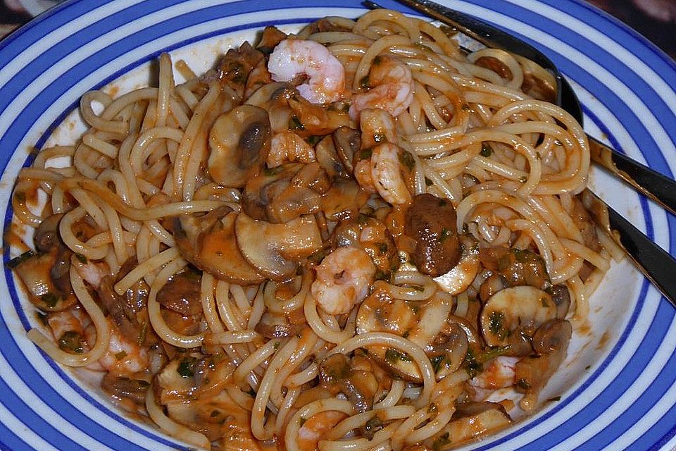 Bandnudeln mit Krabben und Pilzen