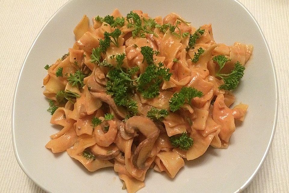 Bandnudeln mit Krabben und Pilzen