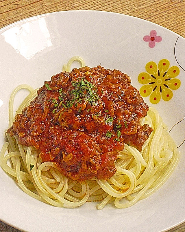 Spaghetti mit scharfer Soße Bolognese