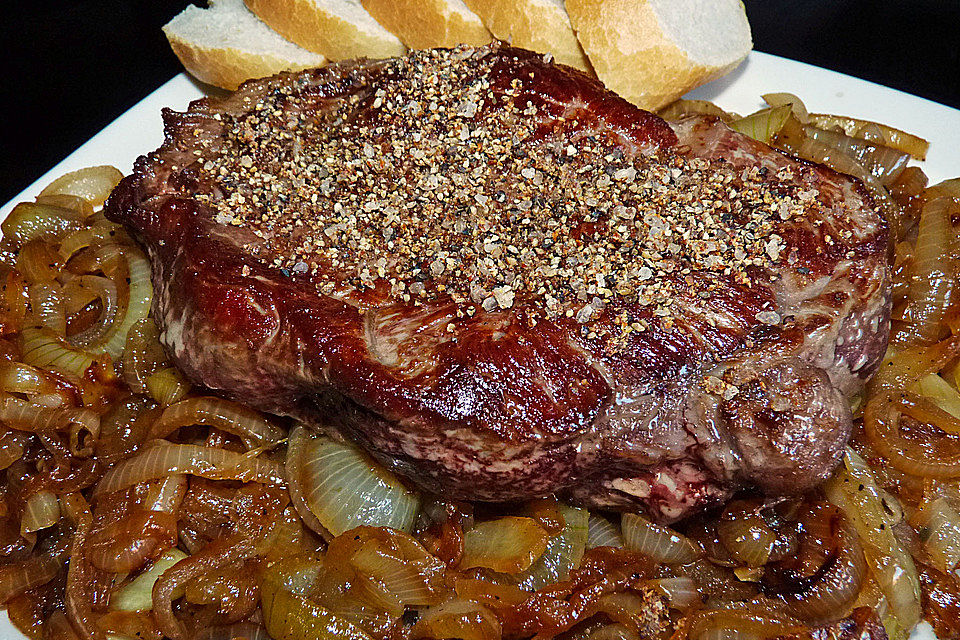 Steaks mit Zwiebeln