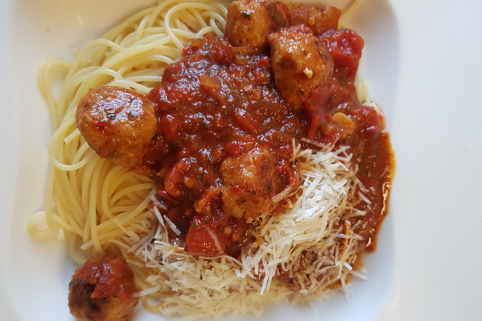 Spaghetti mit Tomatensauce und Hackfleischbällchen