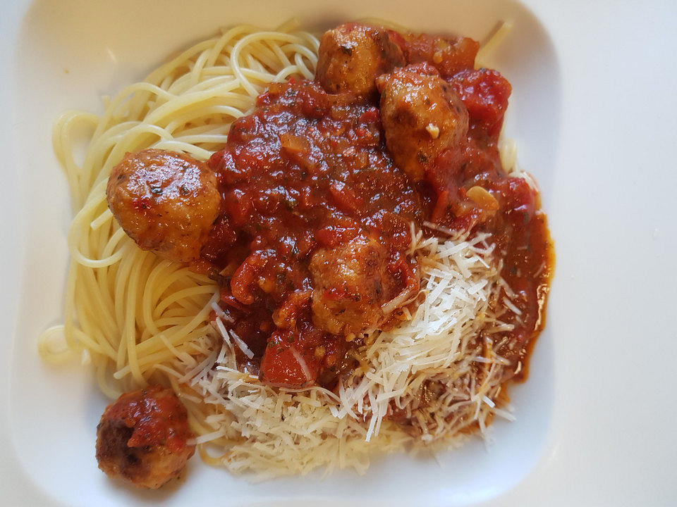 Spaghetti mit Tomatensauce und Hackfleischbällchen von Kochkind93| Chefkoch