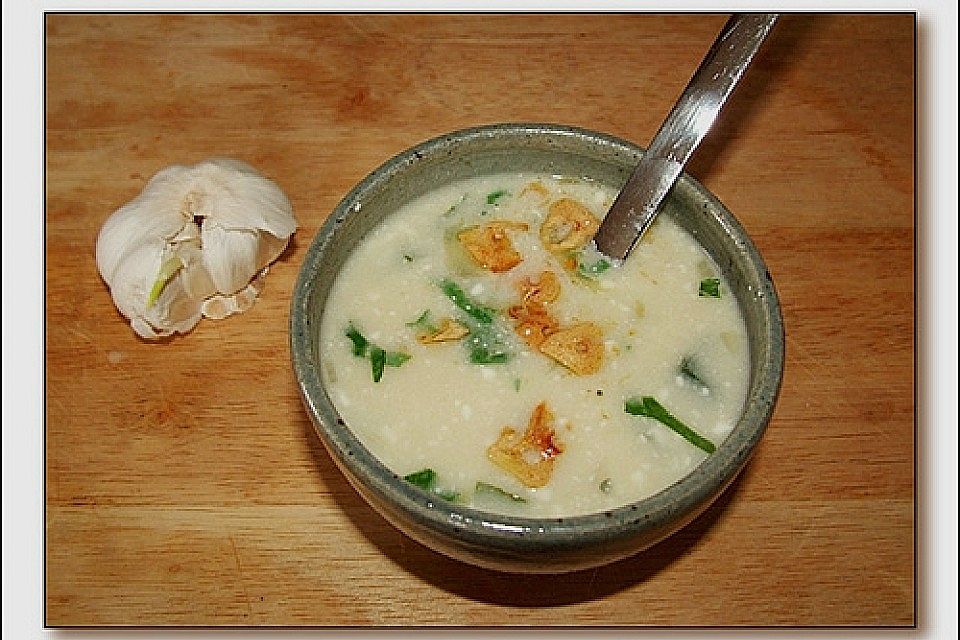 Knoblauchsuppe mit Knoblauchchips Knoblauchsuppe mit Knoblauchchips