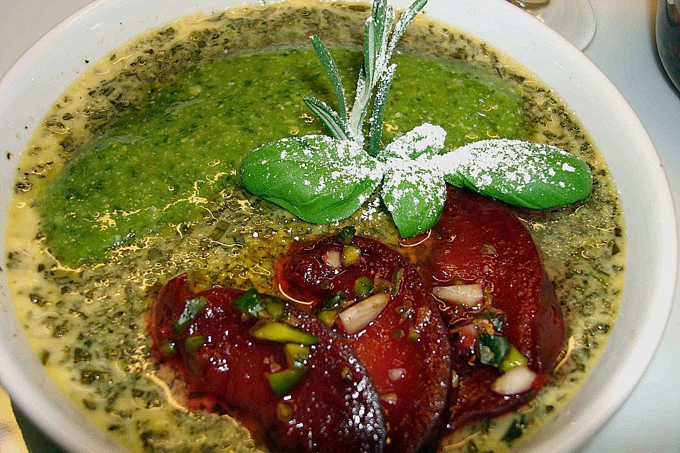 Rosmarin Crème brûlée mit Pflaumenkompott und süßem Pesto