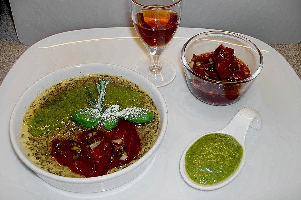 Rosmarin Crème brûlée mit Pflaumenkompott und süßem Pesto