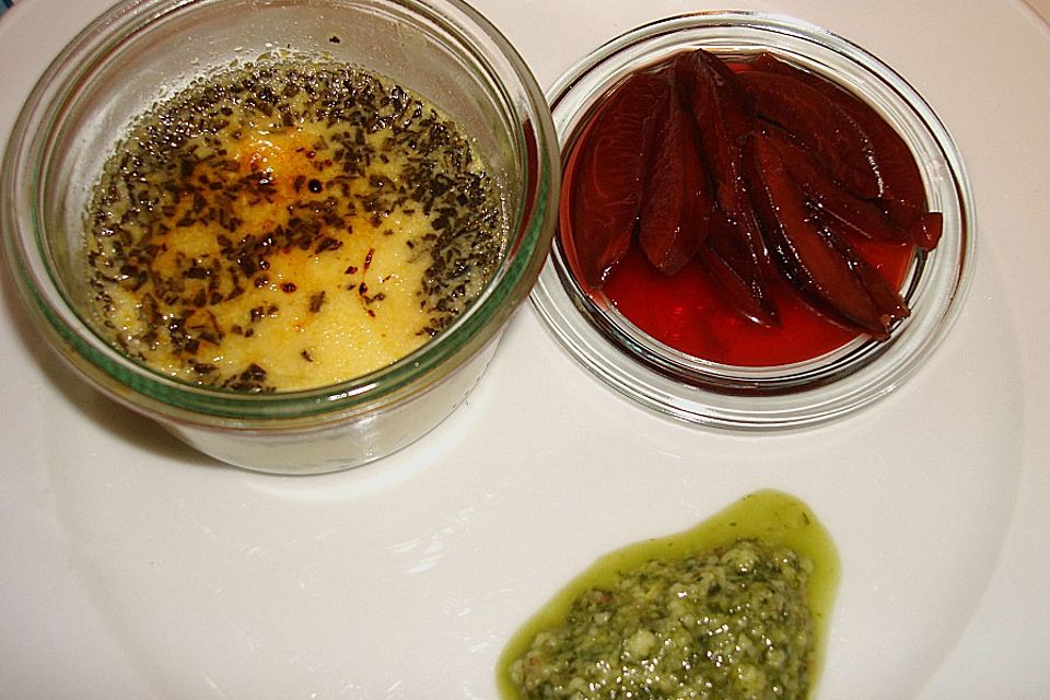 Rosmarin Crème brûlée mit Pflaumenkompott und süßem Pesto