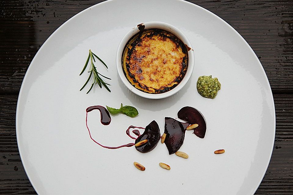 Rosmarin Crème brûlée mit Pflaumenkompott und süßem Pesto