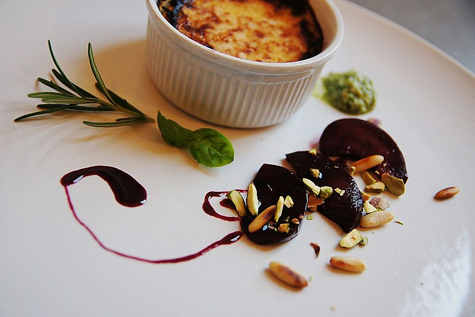 Rosmarin Crème brûlée mit Pflaumenkompott und süßem Pesto