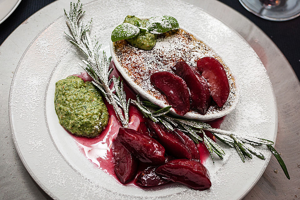 Rosmarin Crème brûlée mit Pflaumenkompott und süßem Pesto