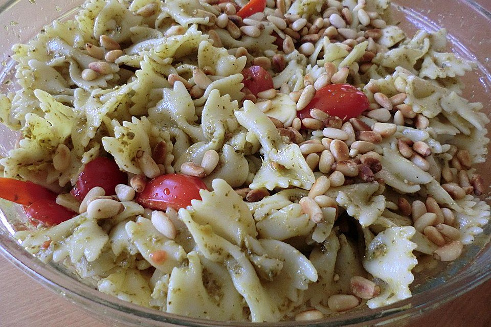 Nudelsalat mit grünem Pesto