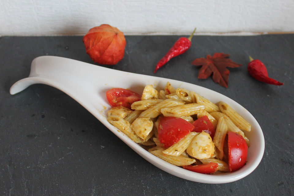 Nudelsalat mit grünem Pesto