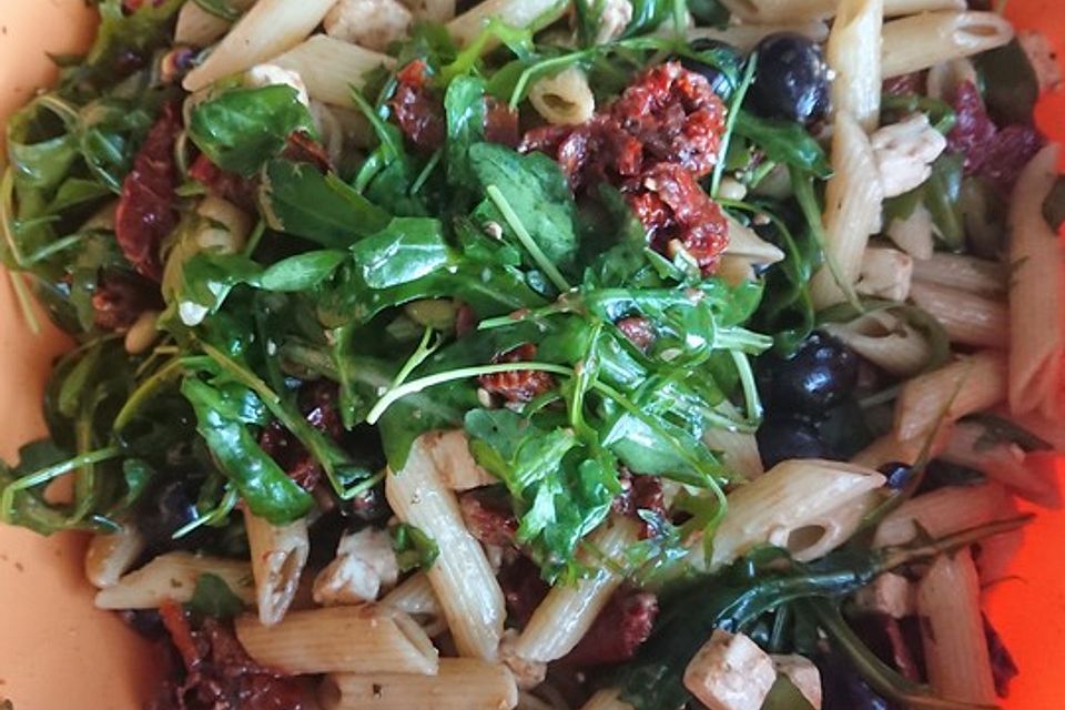 Mediterraner Nudelsalat mit getrockneten Tomaten und Pinienkernen