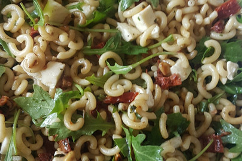 Mediterraner Nudelsalat mit getrockneten Tomaten und Pinienkernen