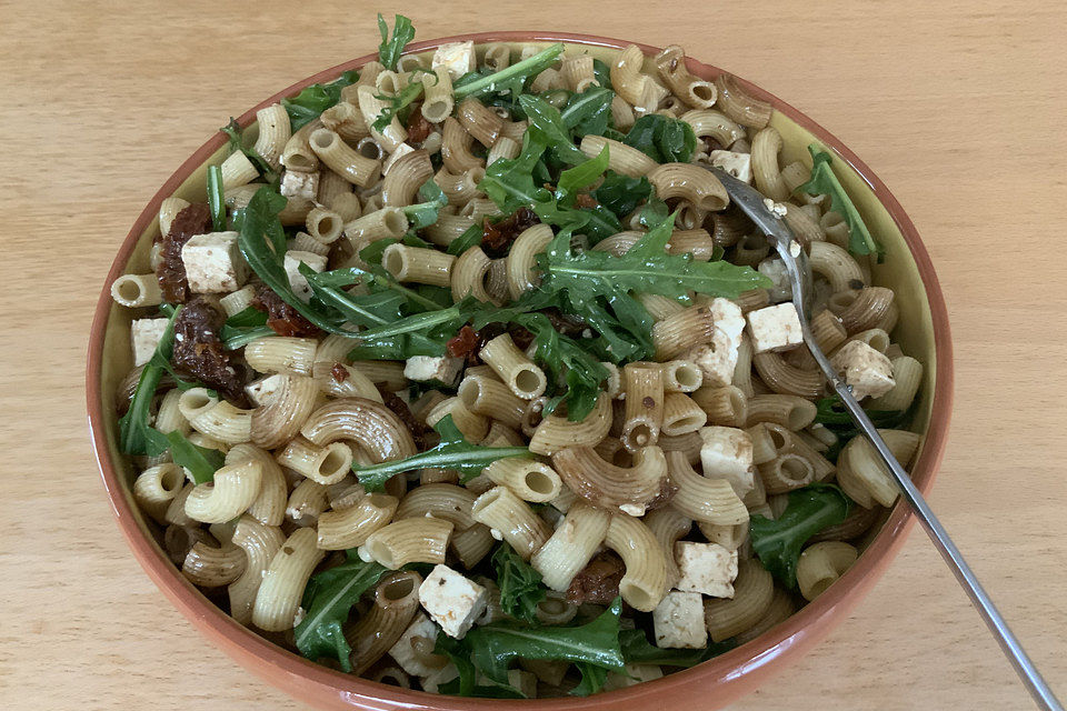 Mediterraner Nudelsalat mit getrockneten Tomaten und Pinienkernen