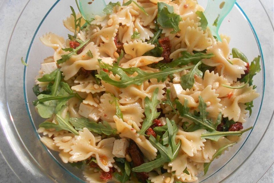 Mediterraner Nudelsalat mit getrockneten Tomaten und Pinienkernen