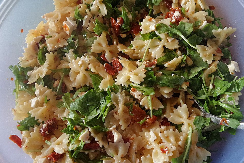 Mediterraner Nudelsalat mit getrockneten Tomaten und Pinienkernen