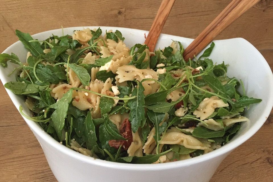 Mediterraner Nudelsalat mit getrockneten Tomaten und Pinienkernen