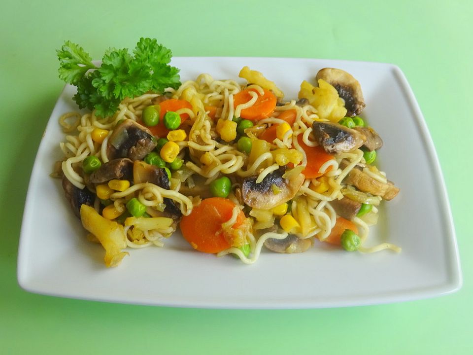 Gebratene Nudeln mit Buttergemüse von HayatSu| Chefkoch Gebratene Nudeln mit Buttergemüse von HayatSu| Chefkoch