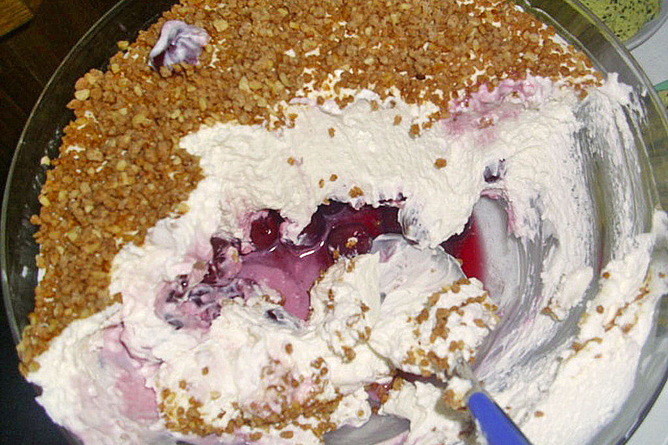 Kirschdessert mit Krokant