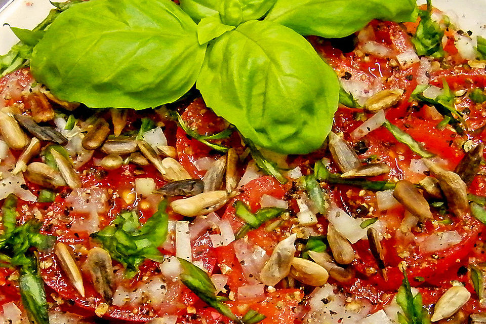 Tomatensalat mit Basilikum und Sonnenblumenkernen