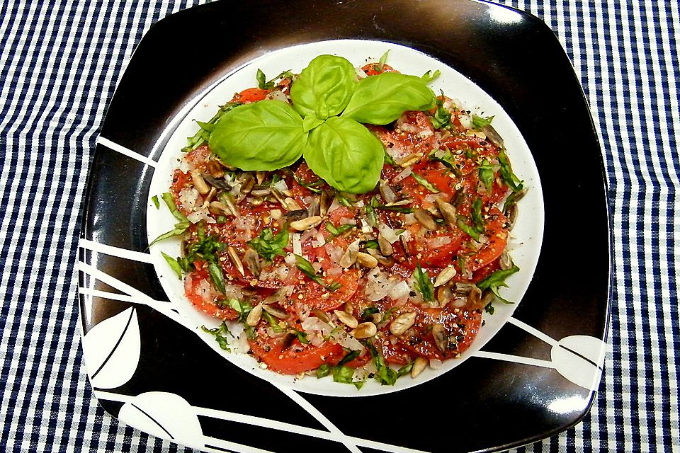 Tomatensalat mit Basilikum und Sonnenblumenkernen