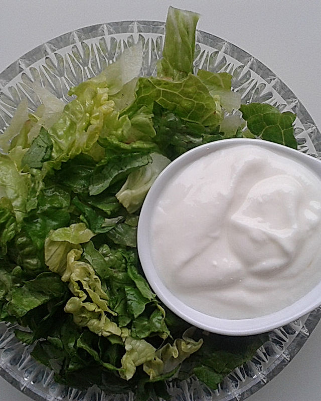 Grüner Salat mit Joghurtsoße