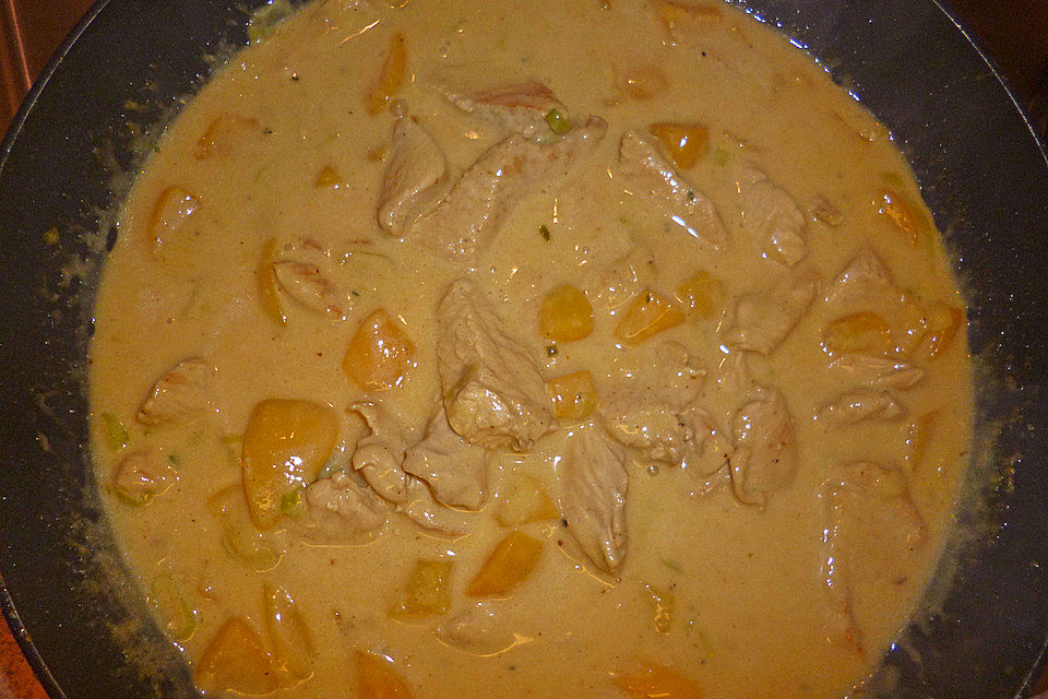 Hähnchencurry mit Pfirsichhälften