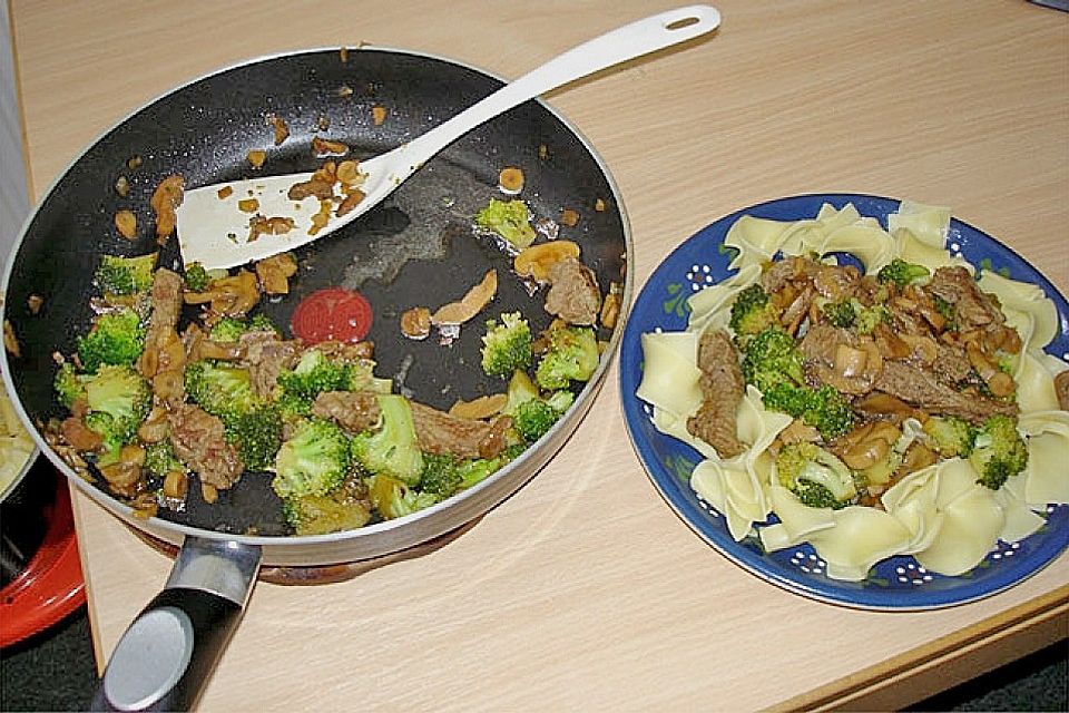 Bandnudeln mit Brokkoli/Champignons und Rindfleischstreifen