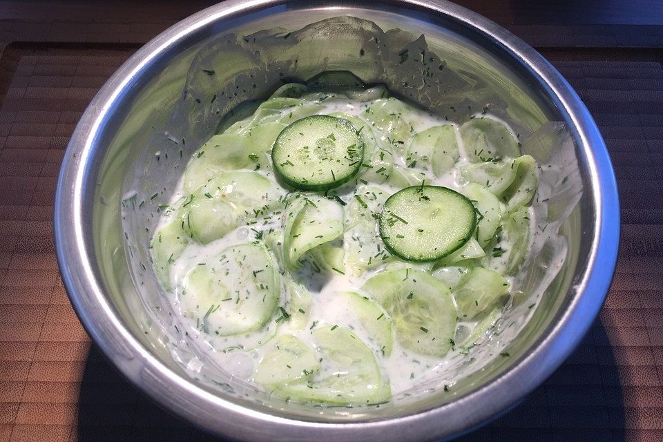 Gurkensalat mit saurer Sahne und Dill