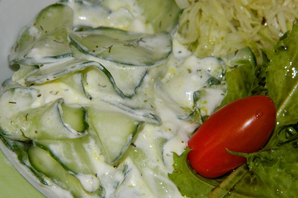 Gurkensalat mit saurer Sahne und Dill