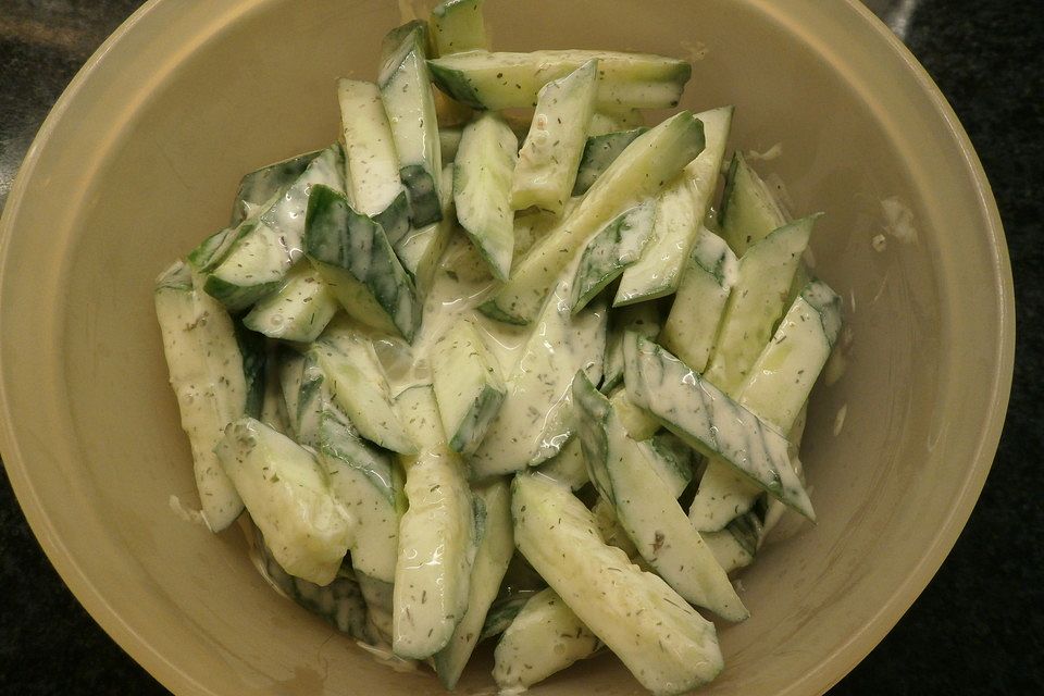 Gurkensalat mit saurer Sahne und Dill