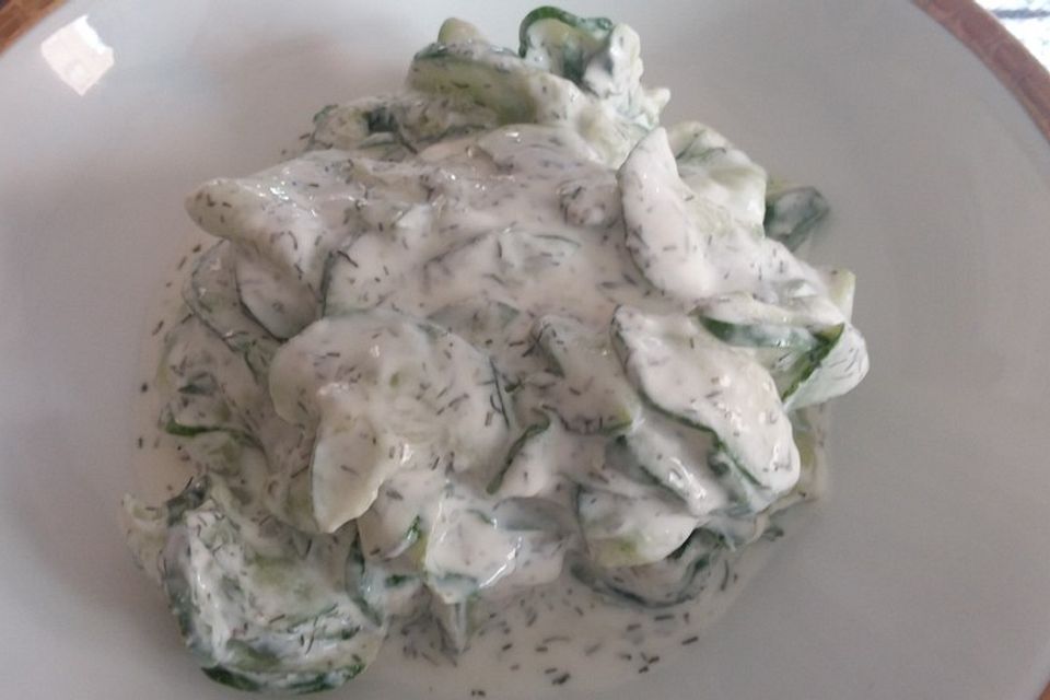 Gurkensalat mit saurer Sahne und Dill