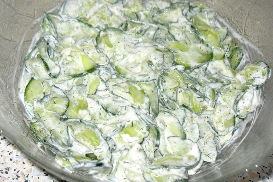 Gurkensalat mit saurer Sahne und Dill