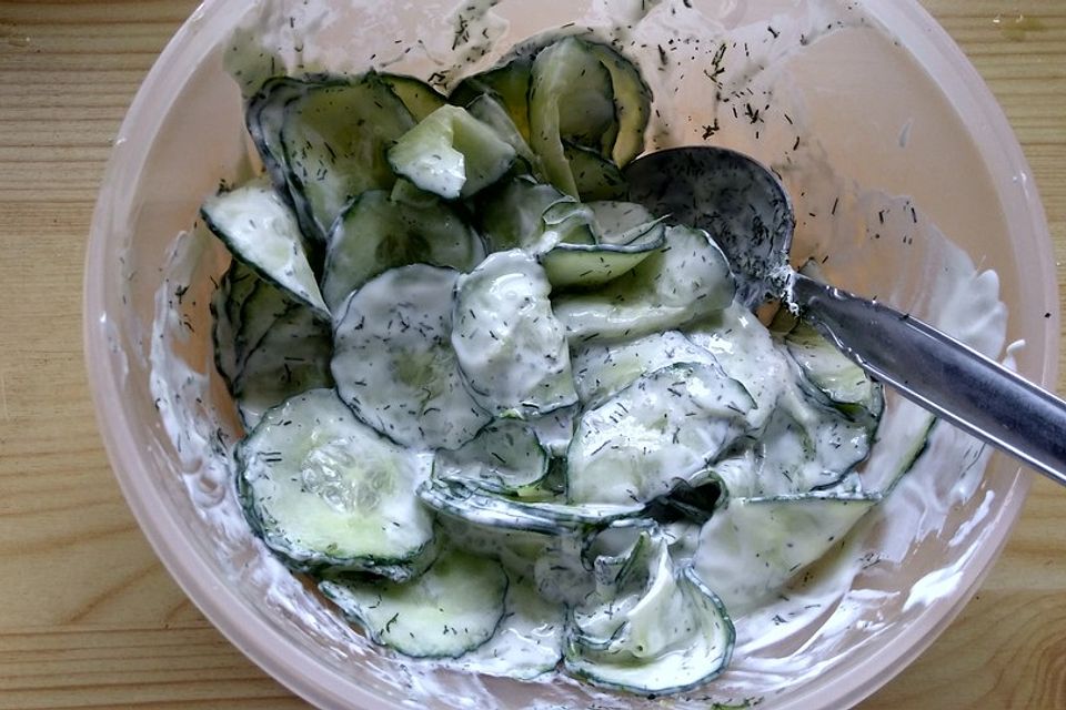 Gurkensalat mit saurer Sahne und Dill