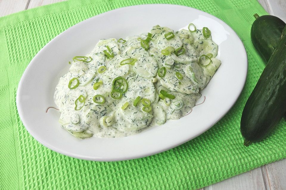 Gurkensalat mit saurer Sahne und Dill