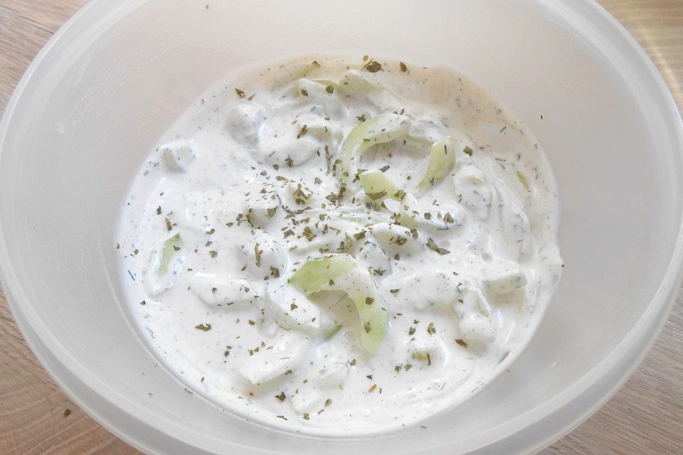 Gurkensalat mit saurer Sahne und Dill